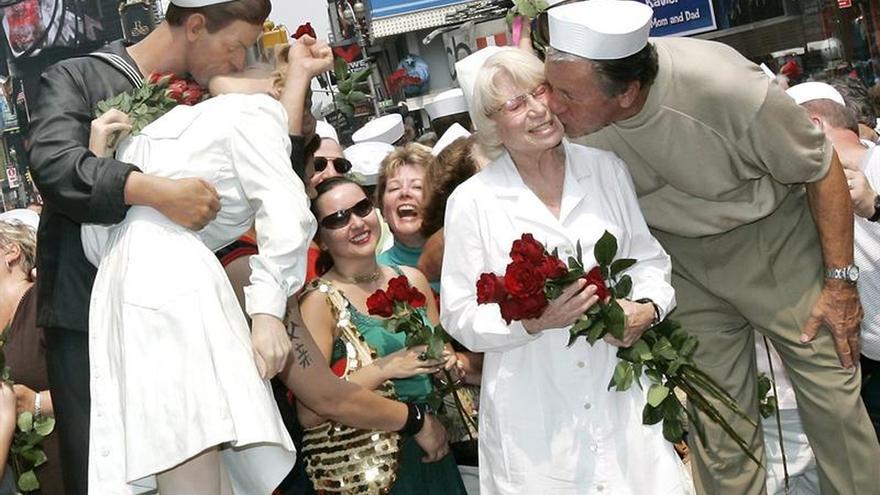 El marinero que besó a una enfermera por el fin de la guerra y se hizo