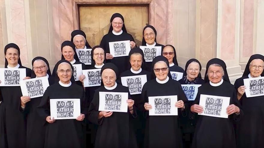 Las mujeres se plantan el el sínodo