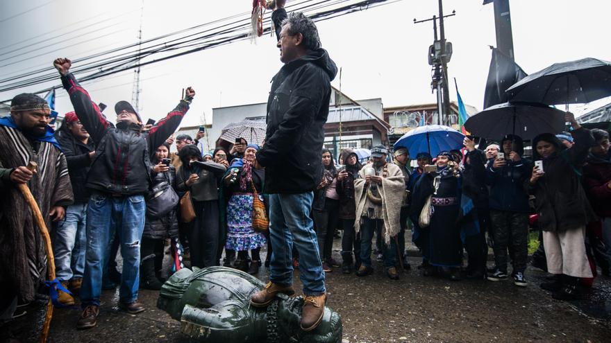 Resultado de imagem para chile protestas derrumbe de estatuas