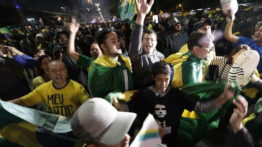 Resultado de imagen para brasileÃ±os celebran triunfo bolsonaro