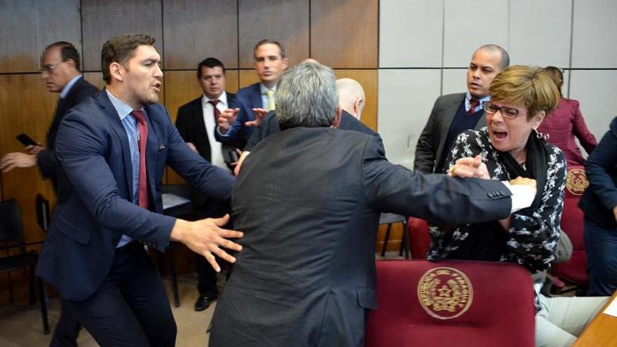 Resultado de imagen para Senador embiste a puÃ±etazos a legislador en nueva gresca en Senado paraguayo