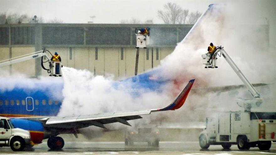 Resultado de imagen para Confirman un muerto en el aterrizaje de emergencia de un aviÃ³n en Filadelfia